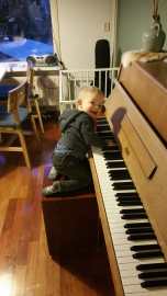 Matthijs climbs on piano